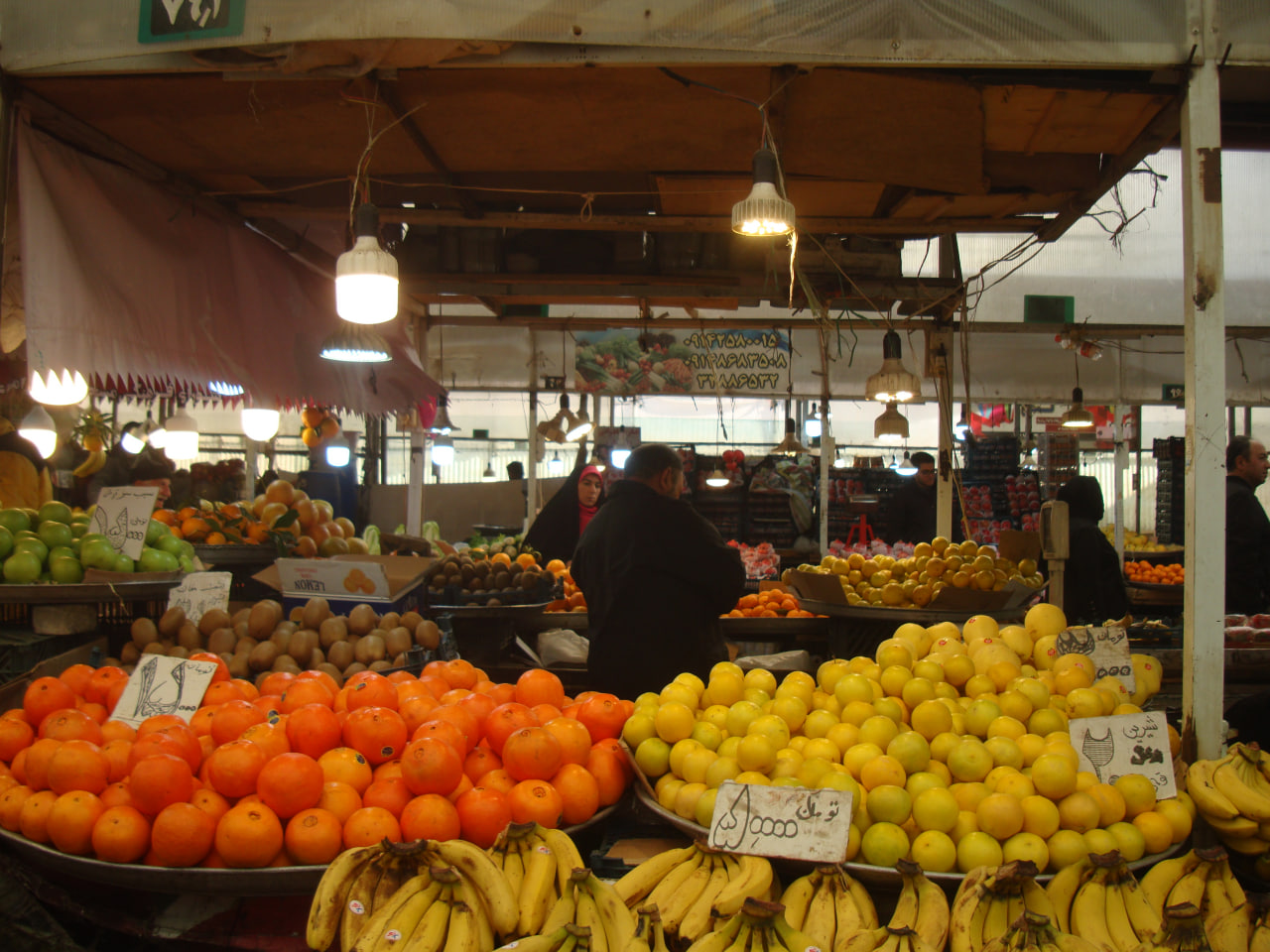 بازار رنگین میوه  با قیمت های سنگین